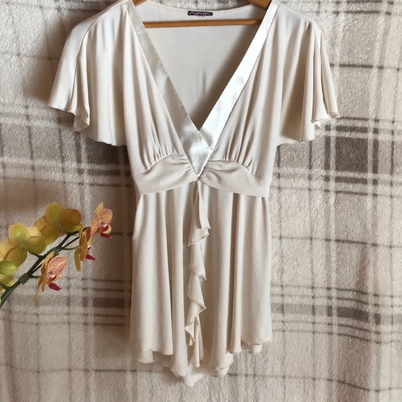 XOXO Cream Blouse - Super Flattering! - Picture 2 of 8